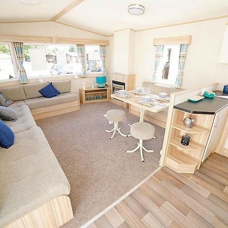 Hoburne Cotswold Hotel South Cerney Eksteriør billede
